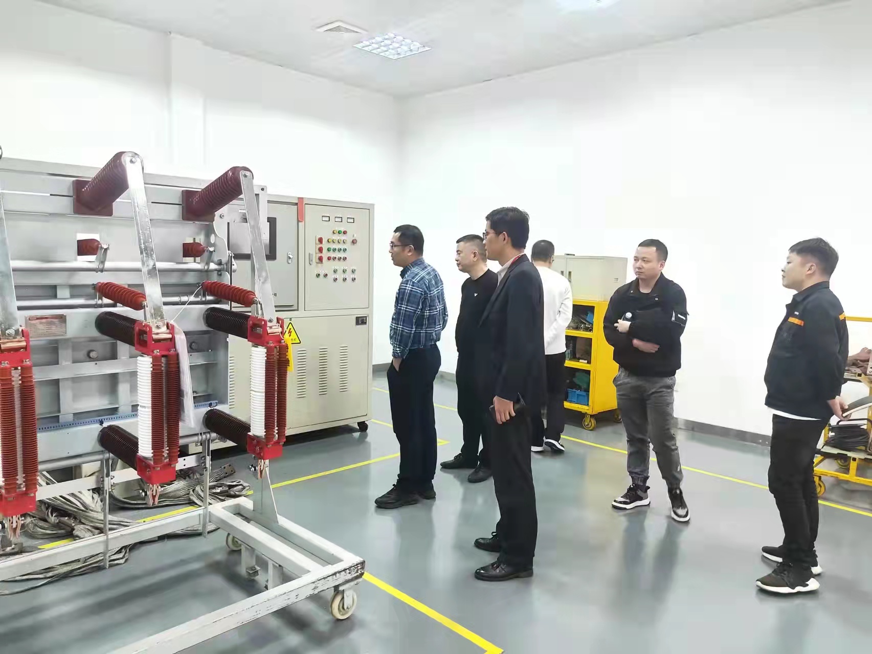 今日華儀 | 樂清市市場監(jiān)督管理局領(lǐng)導(dǎo)一行蒞臨華儀電氣股份有限公司中心試驗室調(diào)研指導(dǎo)